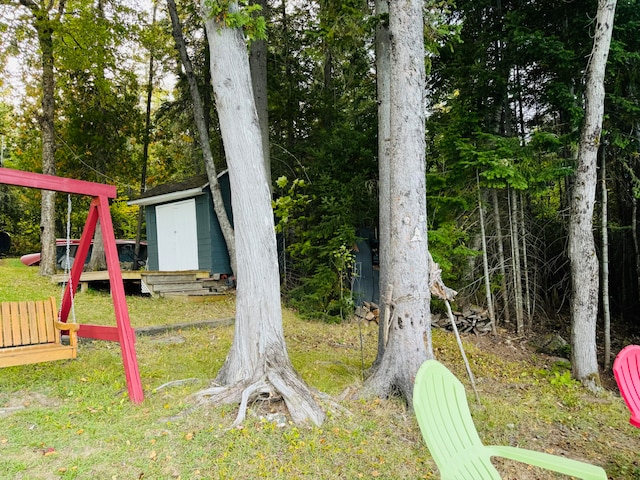 view of yard featuring a storage shed