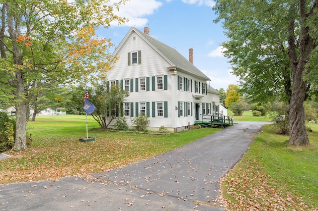 view of front of property featuring a front lawn