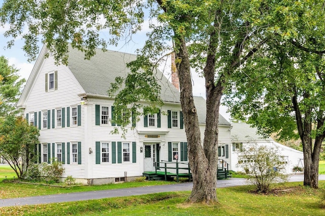 view of front of property with a front lawn