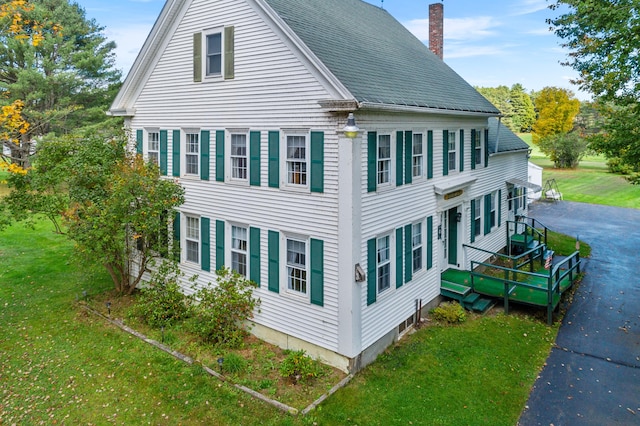 view of side of property featuring a yard