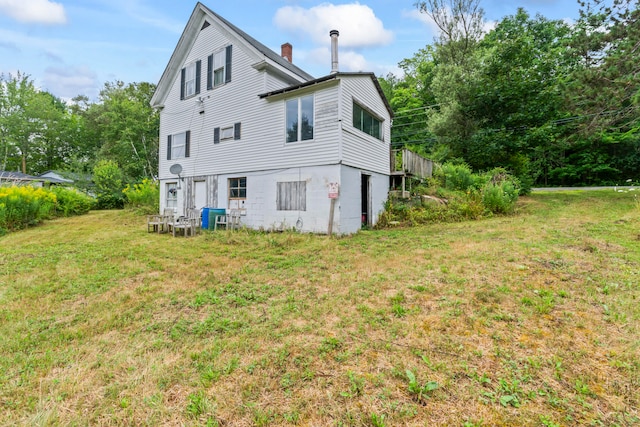 back of house featuring a yard