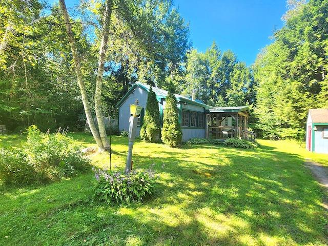 view of yard with an outbuilding