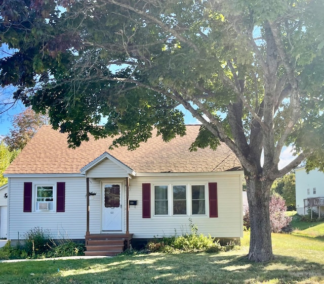 view of front of property featuring a front lawn