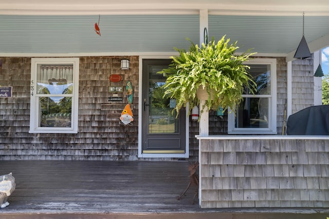 doorway to property with covered porch