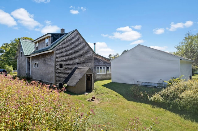 view of side of property featuring a lawn