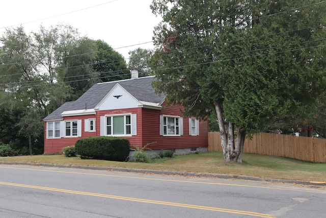 view of front facade featuring a front yard