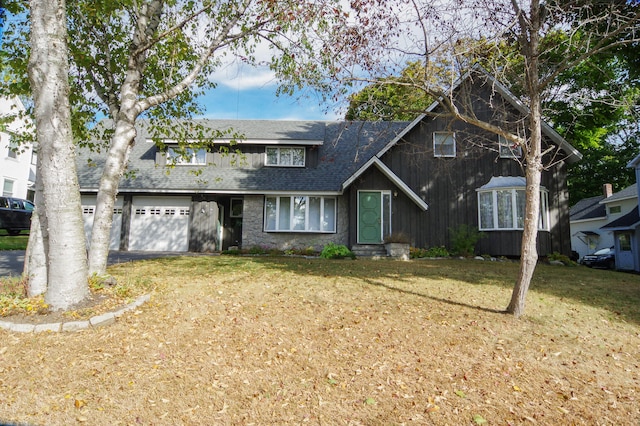 view of front facade featuring a front yard and a garage