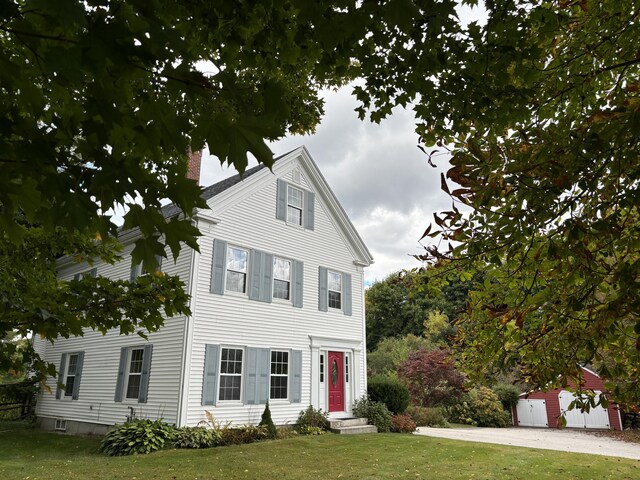 view of front facade featuring a front lawn