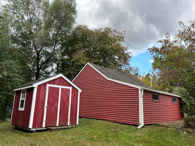 view of outdoor structure featuring a yard