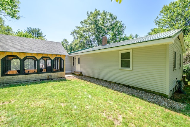 view of front of house featuring a front lawn