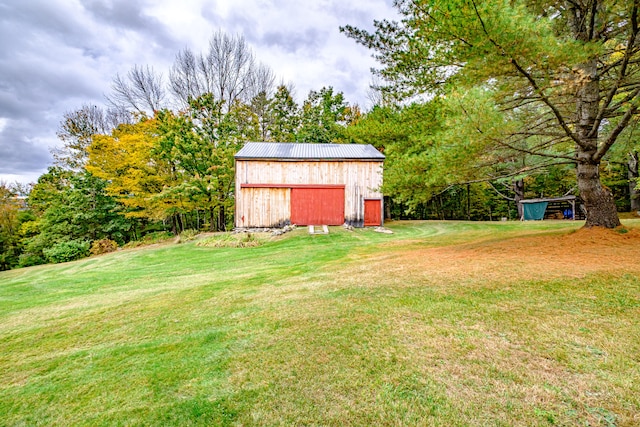 view of yard featuring an outdoor structure