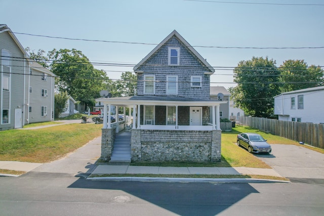 view of front of property with a front lawn and covered porch