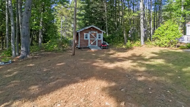 view of yard with a storage unit