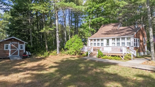 view of yard with a storage shed