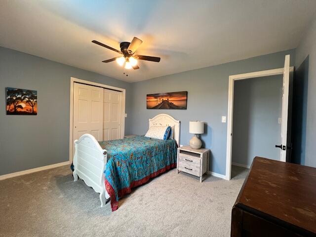 bedroom featuring carpet floors, ceiling fan, and a closet