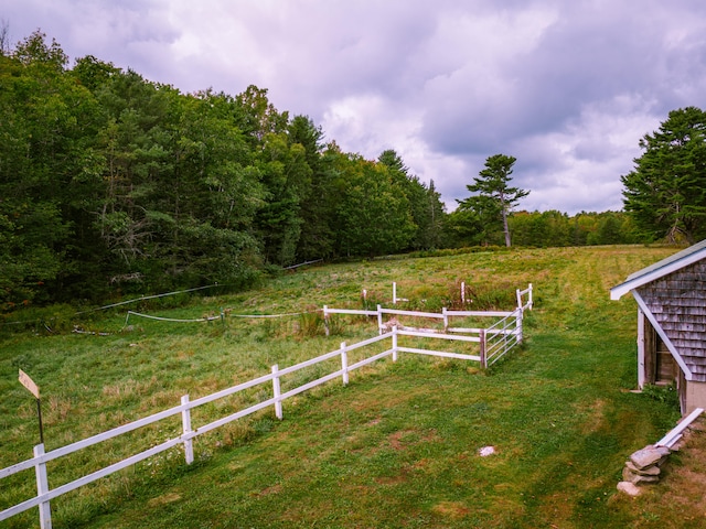 view of yard featuring a rural view