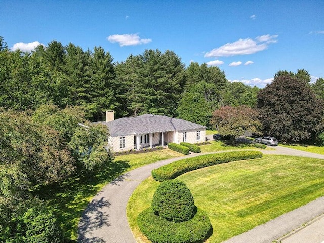 single story home with a front yard