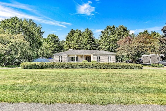 single story home featuring a front yard