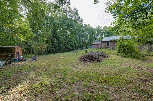 view of yard featuring an outbuilding