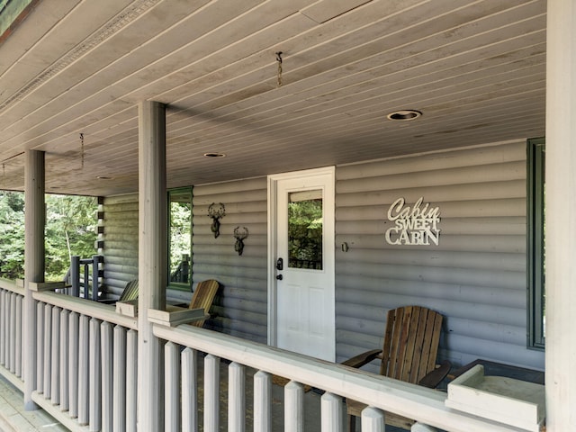 entrance to property featuring a porch