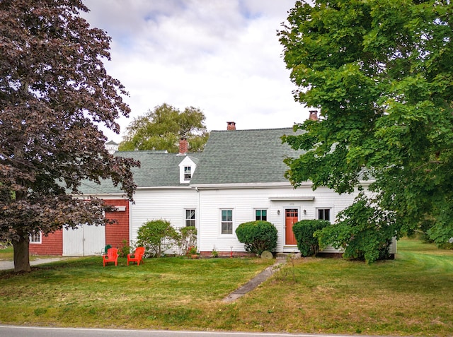 cape cod-style house with a front yard