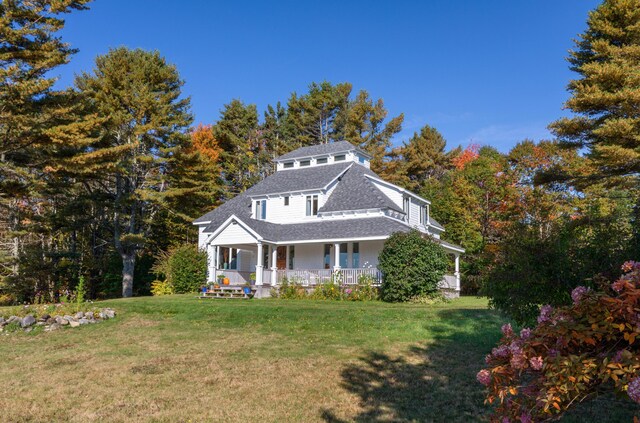 view of front of property featuring a front lawn and a porch