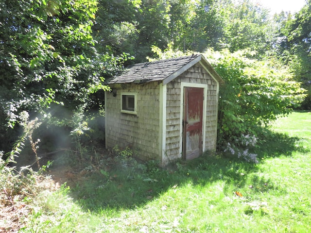 view of outdoor structure with a lawn