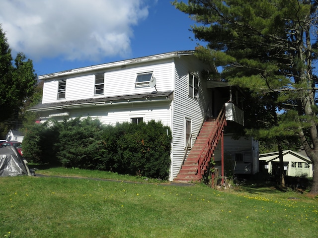 view of front of house with a front lawn