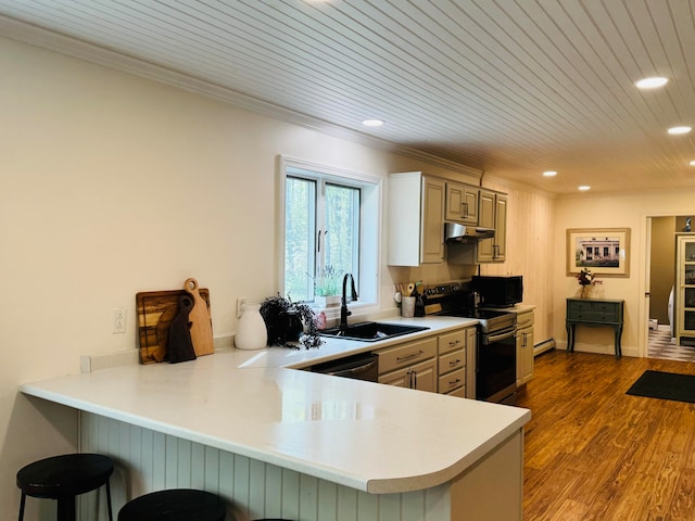 kitchen featuring a breakfast bar, electric range, a sink, under cabinet range hood, and black microwave