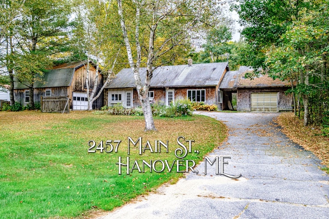 view of front facade featuring a garage and a front lawn