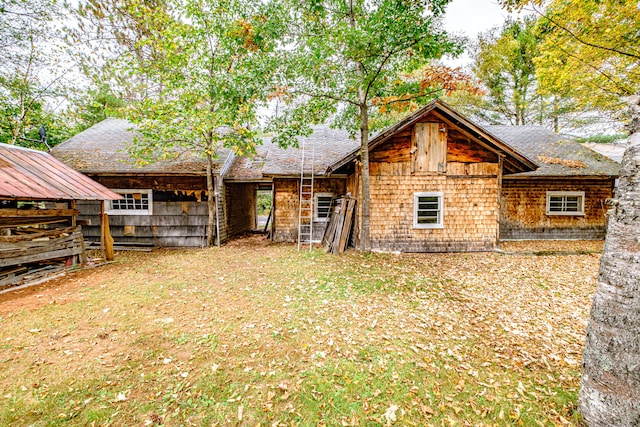 view of front of property featuring a front yard