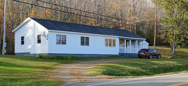 view of front facade with a front yard