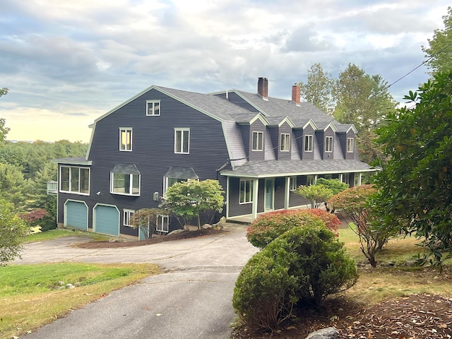 view of front facade featuring a garage