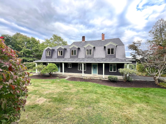 farmhouse-style home featuring a front lawn