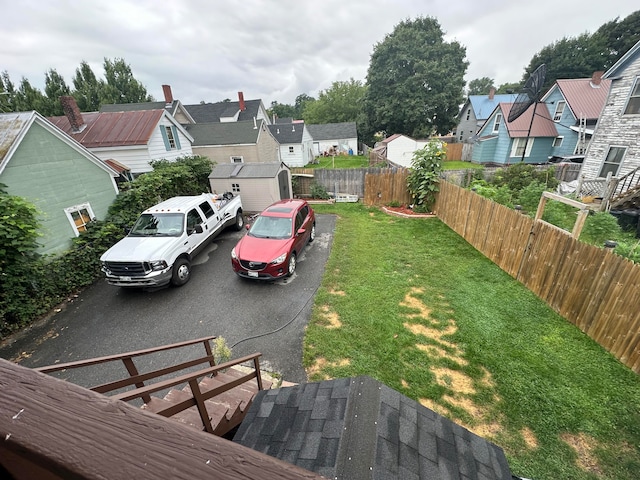 view of yard featuring a storage shed