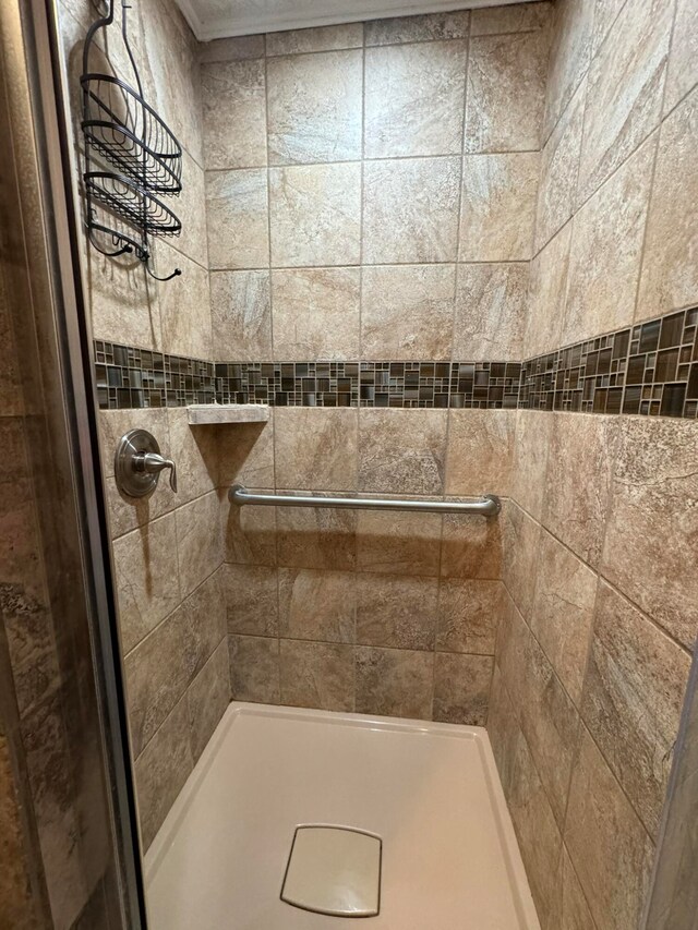 bathroom featuring tiled shower