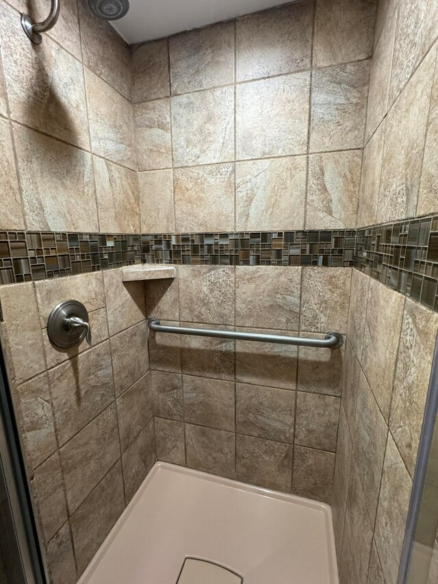 bathroom featuring tiled shower