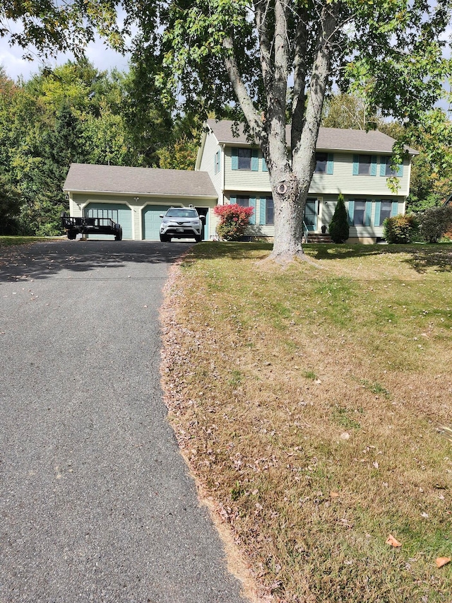 view of front facade featuring a front yard and a garage