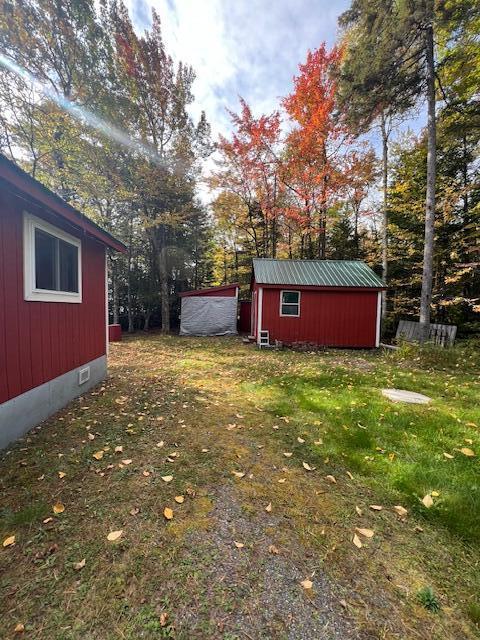 view of yard with an outbuilding