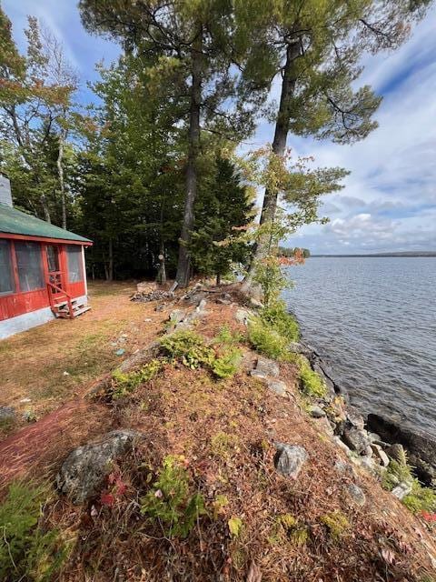 view of yard featuring a water view