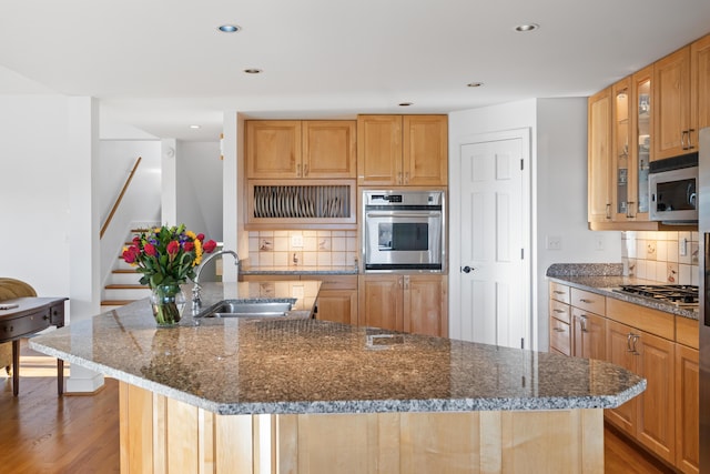 96 Bunker Hill Rd, Newcastle, ME 04553 - kitchen featuring stainless steel appliances, a sink, tasteful backsplash, an island with sink, and light wood-style floors