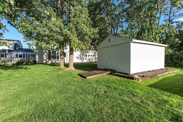 view of yard with a storage shed