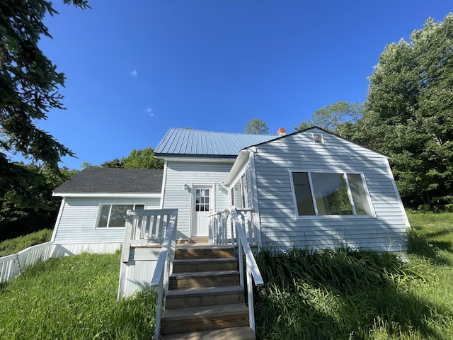 view of front facade with a front yard