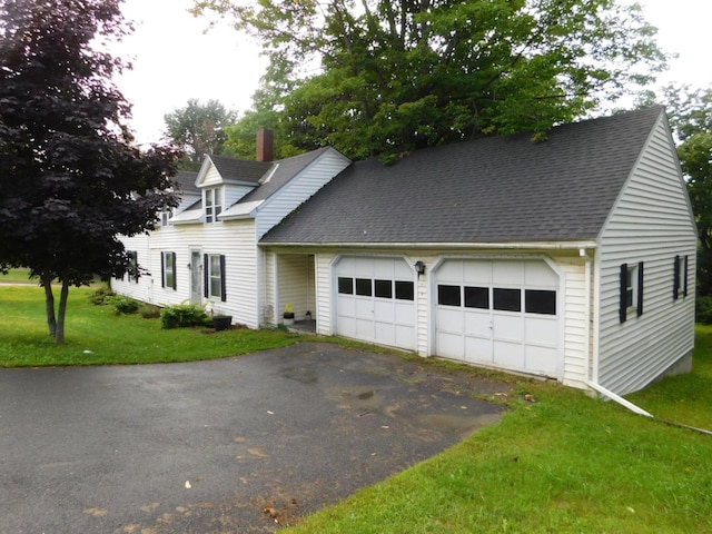 view of front of property featuring a front yard and a garage