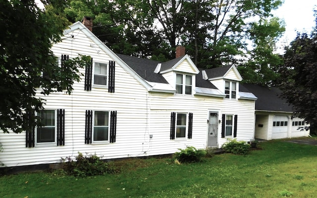 cape cod-style house featuring a front yard