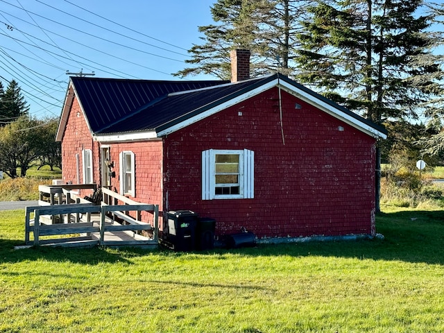 view of side of property featuring a lawn