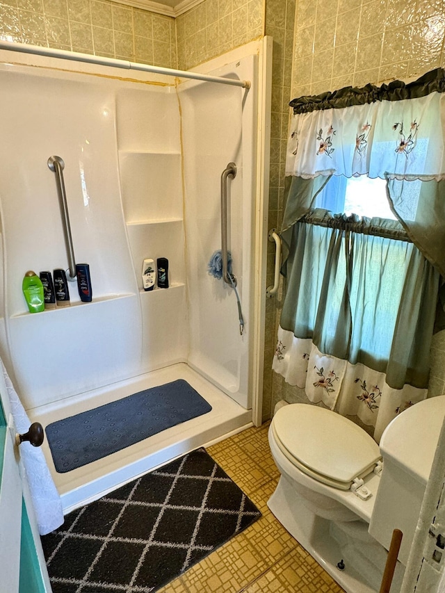 bathroom featuring toilet and a shower with curtain