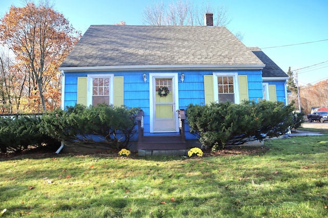 view of front of property with a front yard