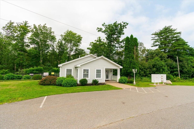 view of front of house featuring a front yard