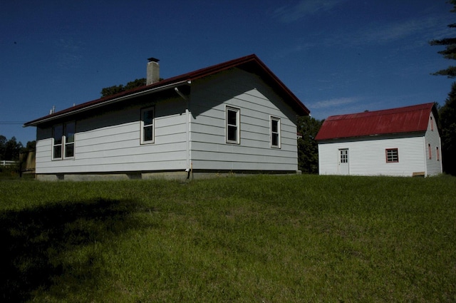 view of side of property featuring a lawn